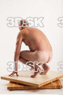 Kneeling pose of nude Ed 0004